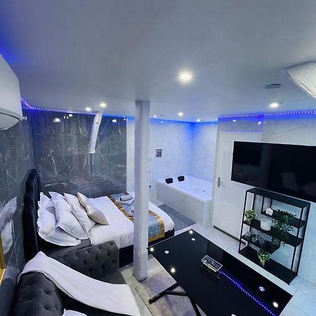 Room & Jacuzzi - Stade De France Saint-Denis  Exterior foto